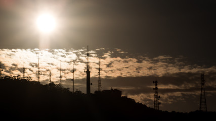 Nascer do sol e a silhueta do  Morro da Cruz na cidade de Florianópolis, Santa Catarina, Brasil Florianopolis 