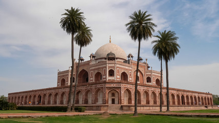 Fototapeta na wymiar wide shot of humayun's tomb's front corner in delhi