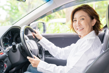 シニア女性と自動車