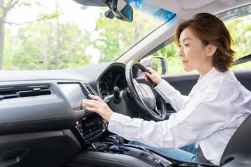 シニア女性と自動車　カーナビ