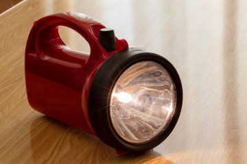 懐中電灯を点灯する