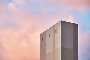 Fototapeta premium Minimal Building Corner Against Pink Sunset Sky