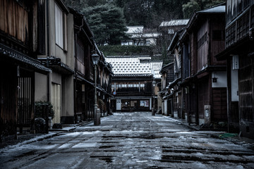 金沢・ひがし茶屋街の雪の朝
