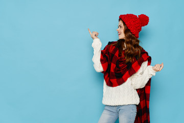 Obraz premium dziewczyna z czerwonym sercem