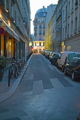 Obraz premium Ulica o zmierzchu, Paryż, Francja