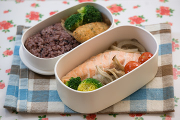 玄米と鮭のお弁当　japanese lunch box	