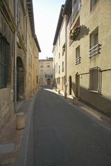 Fototapeta na wymiar Side street in Avignon, France