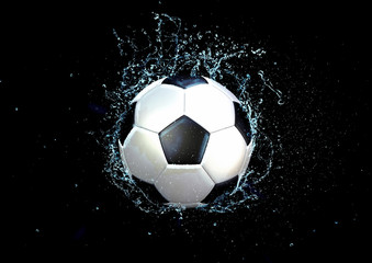 Fototapeta premium Rozpryskiwania piłki nożnej