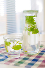 窓辺に置かれた水