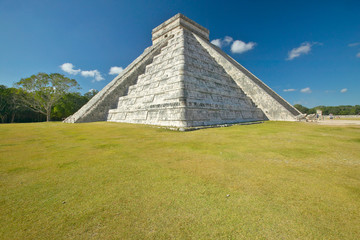 Fototapeta na wymiar The Mayan Pyramid of Kukulkan (also known as El Castillo) and ruins at Chichen Itza, Yucatan Peninsula, Mexico