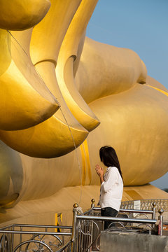 People believe in big Buddha images in Thai temples.
