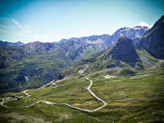 Fototapeta na wymiar Alpen Aussichtspunkt mit schmaler Straße von der Schweiz nach Italien an der Grenze