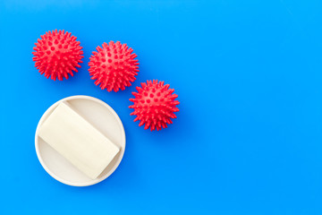 Obraz premium Coronavirus and soap on blue background top-down copy space