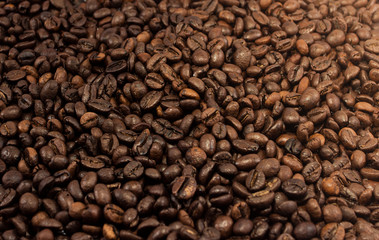 Obraz premium A roasted coffee beans texture background. Coffee beans. Distributed on a white background. 
