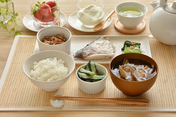 和朝食　ヨーグルト　イチゴ