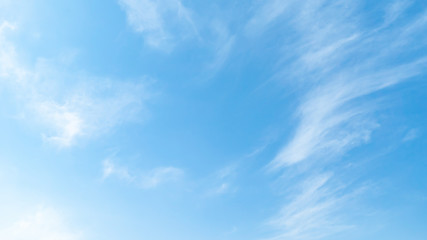 Obraz premium Błękitne niebo / chmury