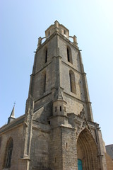 Fototapeta na wymiar Eglise Saint-Guénolé de Batz-sur-Mer en contreplongée