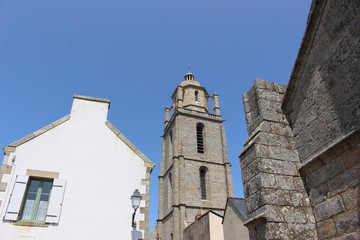 Fototapeta na wymiar Batz-sur-Mer : ciel bleu et clocher de l'église Saint-Guénolé