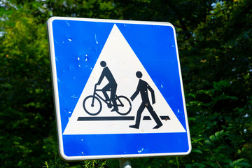 Znak w lesie przejście dla pieszych i przejazd dla rowerzystów