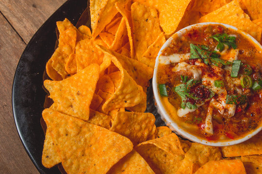 Comida de boteco brasileira nachos mexicanos com molhos servido em tigela em balc&atilde;o de boteco
