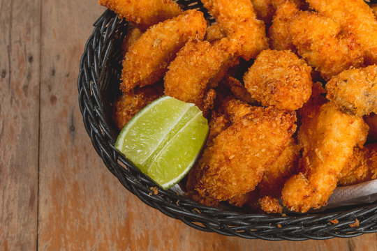 Comida de boteco brasileira frango frito isca fli&eacute; servido em tigela em balc&atilde;o de boteco
