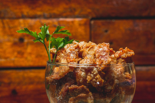 Comida de boteco brasileira pururuca de porco torresmo frito servido em tigela em balc&atilde;o de boteco