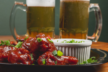 Comida de boteco brasileira coxinhas de frango fritas ao molho barbecue servidas em tigela em balcão de boteco