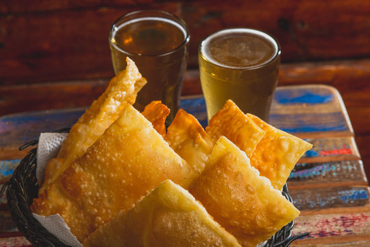 Comida de boteco brasileira salgados diversos servidos em tigelas em balc&atilde;o de boteco: pastel, bolinha de queijo, coxinha e quibe