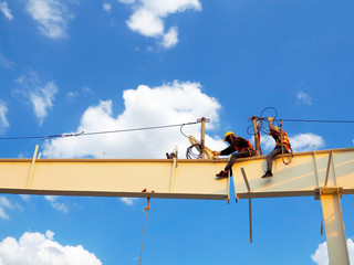 Naklejka premium Man Working on the Working at height on construction site with blue sky