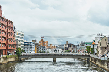 Naklejka premium Nowoczesne miasto z mostu