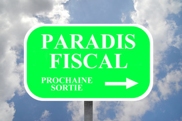 Panneau indiquant la direction d'un paradis fiscal