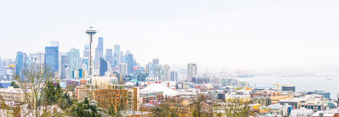 Obraz premium seattle city scape with snow covered on the day in winter.