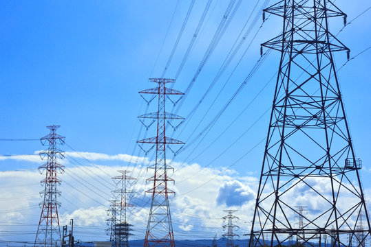 送電網と青空 01