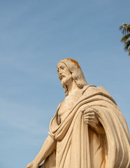 schöne große Jesusfigur  auf einem Friedhof in Spanien