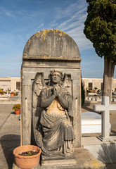 eine Engel blickt flehend zum Himmel  auf einem Friedhof in Spanien