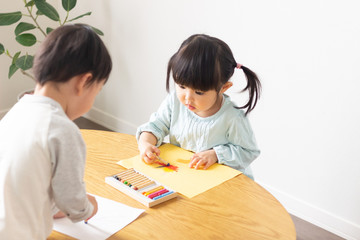 子供　お絵かき　遊ぶ