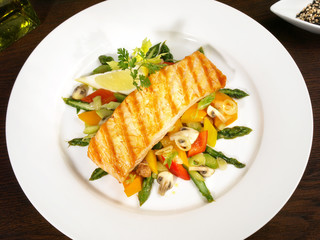 Lachs auf Gemüse