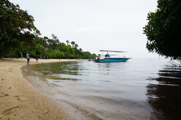 Fototapeta na wymiar boat on the beach