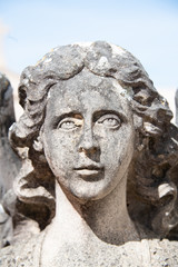 Fototapeta na wymiar schöner Kopf eines Engels auf einem Friedhof in Spanien