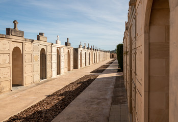 schön angelegter  Friedhof in Spanien