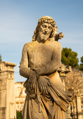 Jesusfigur mit gefesselten Händen auf einem Friedhof in Spanien