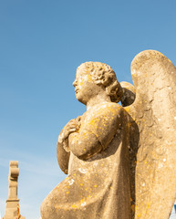 Fototapeta na wymiar Ein Engel mit gekreuzten Armen auf einem Friedhof in Spanien