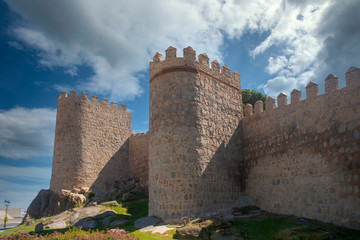 Fototapeta na wymiar paseo por la hermosa muralla medieval de Ávila, España