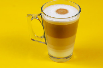  tasse de cappuccino sur un fond jaune