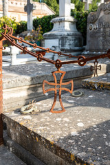 alte Eiserne Einfriedung mit Eisenkreuzen auf einem Friedhof in Spanien