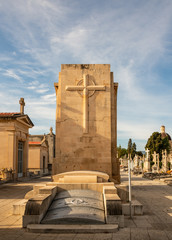 großes Monument Grab einer reichen Familie auf einem Friedhof in Spanien