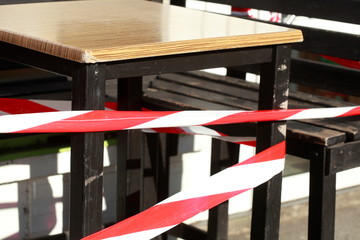 Absperrband, Menschenleere Stühle und Tische eines Cafes wegen Coronavirus geschlossen, Bremen, Deutschland, Europa