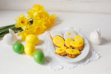 Easter decor made of gingerbread, spring flowers, daffodils and Easter eggs.