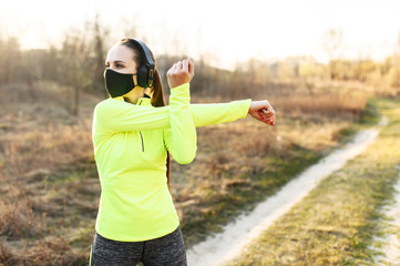 Naklejka premium Woman is doing outdoors workout during quarantine