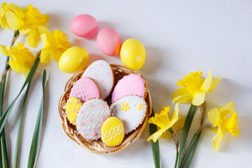 Easter decor made of gingerbread, spring flowers, daffodils and Easter eggs. 